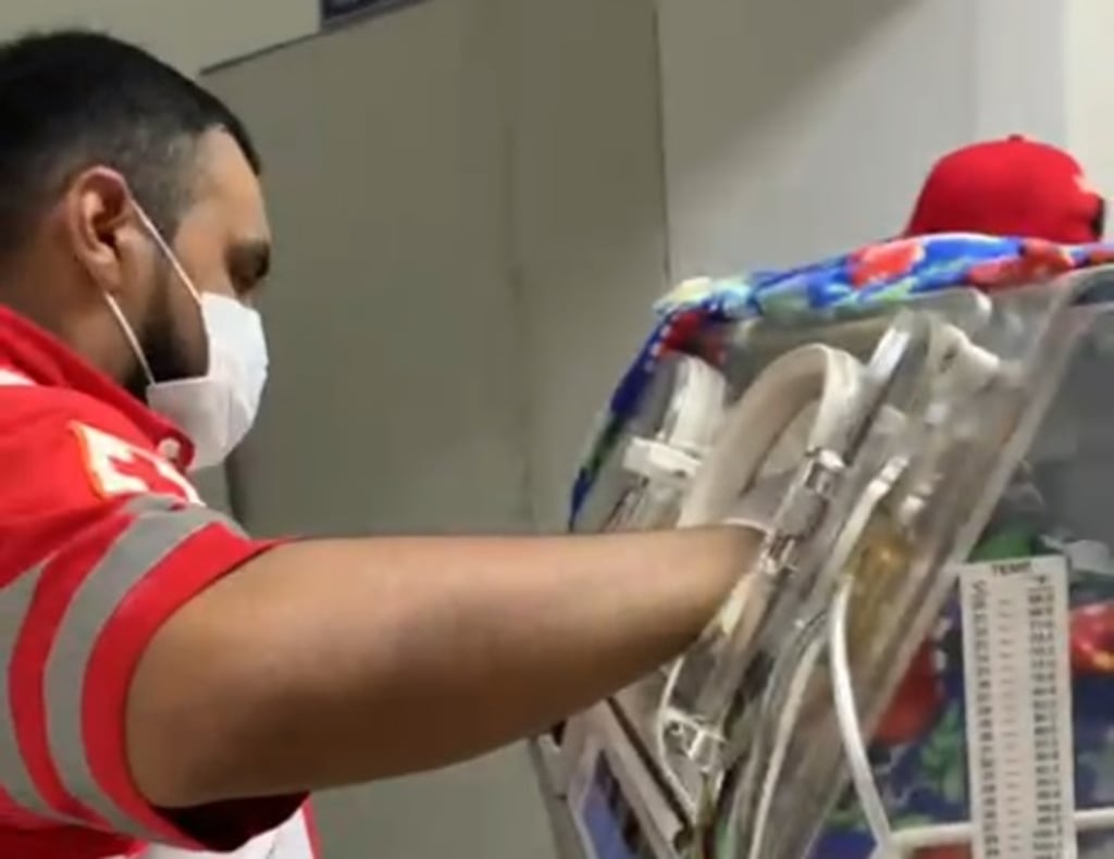 Operativo. Personal de auxilio y del orden trabajó en coordinación para realizar un traslado de madre e hijo de Santiago Papasquiaro a Durango; la mujer perdió la vida cuando recibía atención.