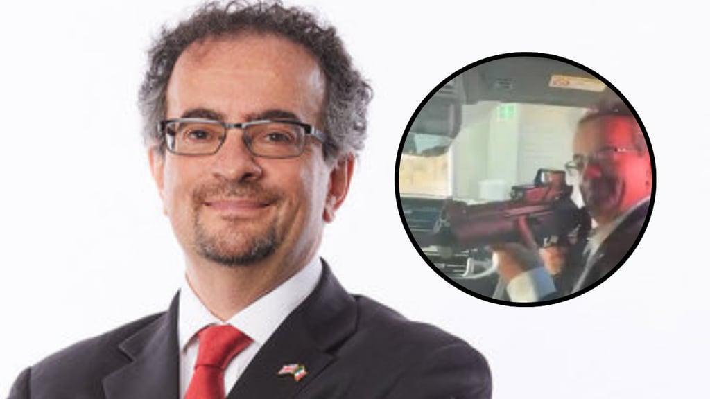 En viaje de trabajo, embajador del Reino Unido apuntó con rifle a un hombre; hay video