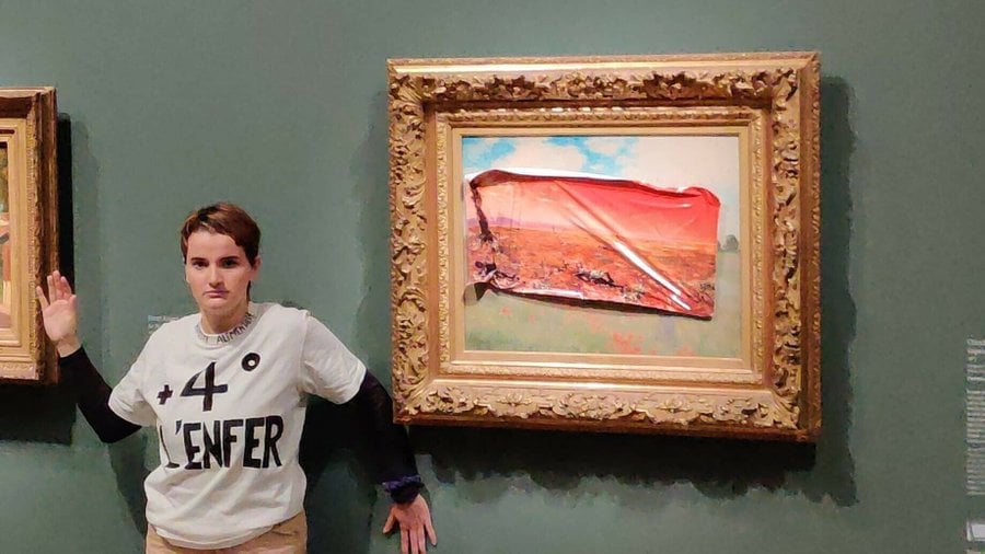 Detienen a activista por pegar cartel en una pieza de Monet en París