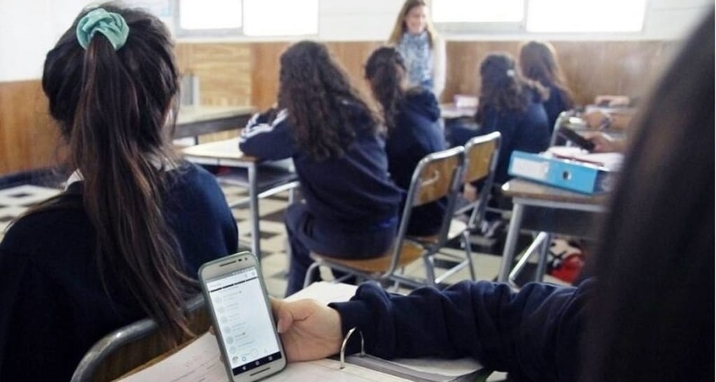Restricción. A partir de agosto, cuando inicie el nuevo ciclo escolar, estará prohibido el uso de celulares en clases, tanto para alumnos como para los maestros.