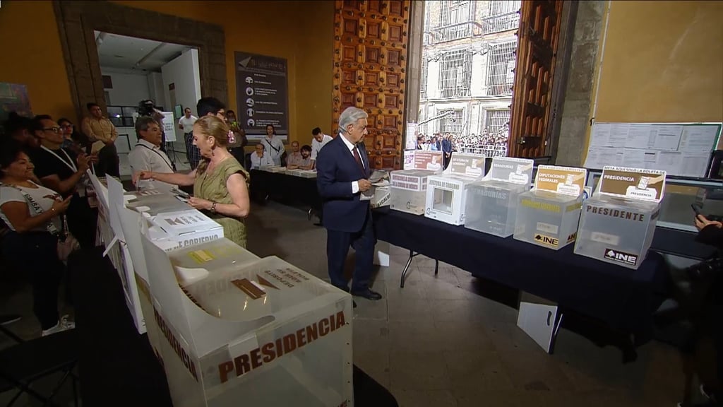 Andrés Manuel López Obrador, Presidente de México, emite su voto