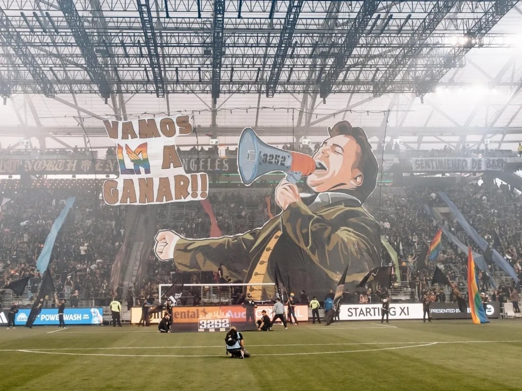 VIDEO: Afición del LAFC saca tifo en honor a Juan Gabriel