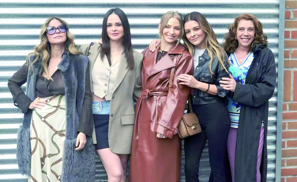 Elenco. También participan en la novela Fabiola Guajardo, Cynthia Klitbo, Irina Baeva, Grettell Valdez, Issabella Camil, Gabriela Carrillo,Natalia Payan, entre otras.