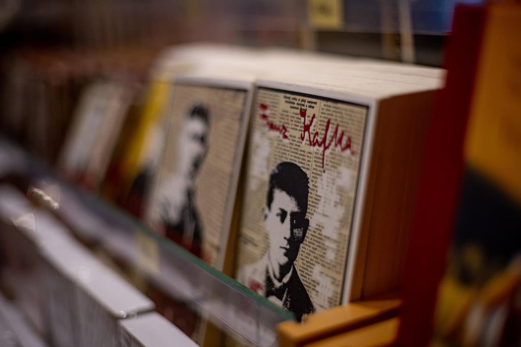 Venta. Recuerdos con retratos de Franz Kafka en la tienda del Museo Kafka de Praga, República Checa.