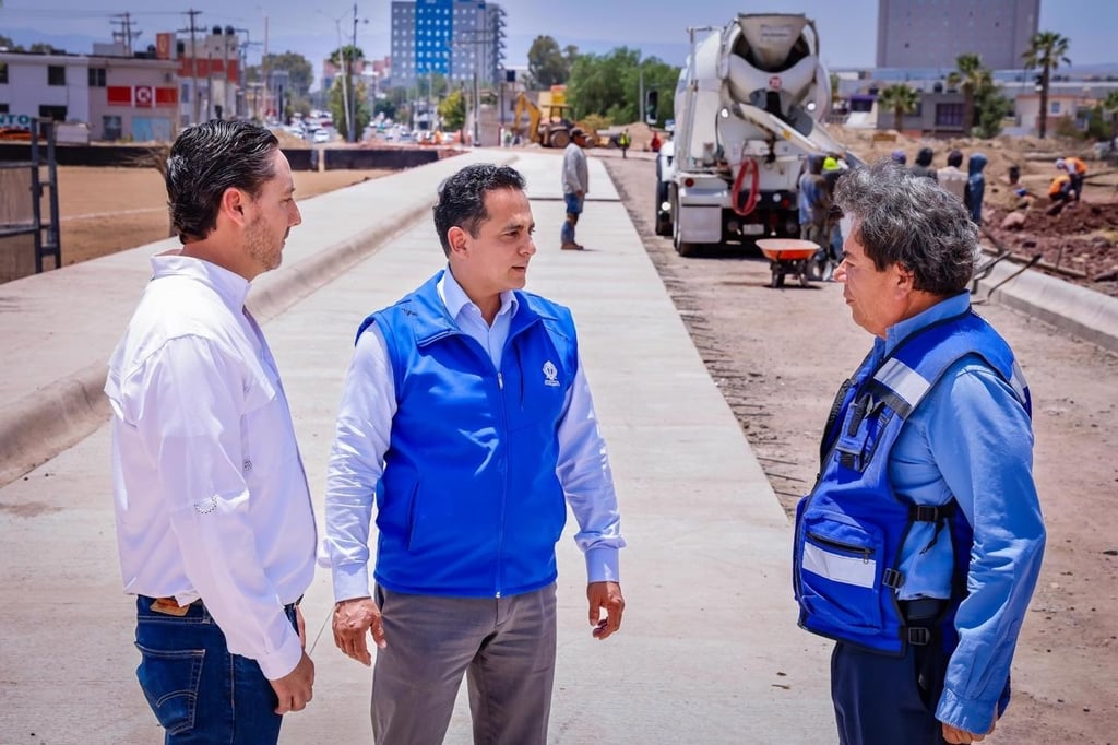 Trabajos. El alcalde Toño Ochoa continúa revisando los avances del Parque Lineal.