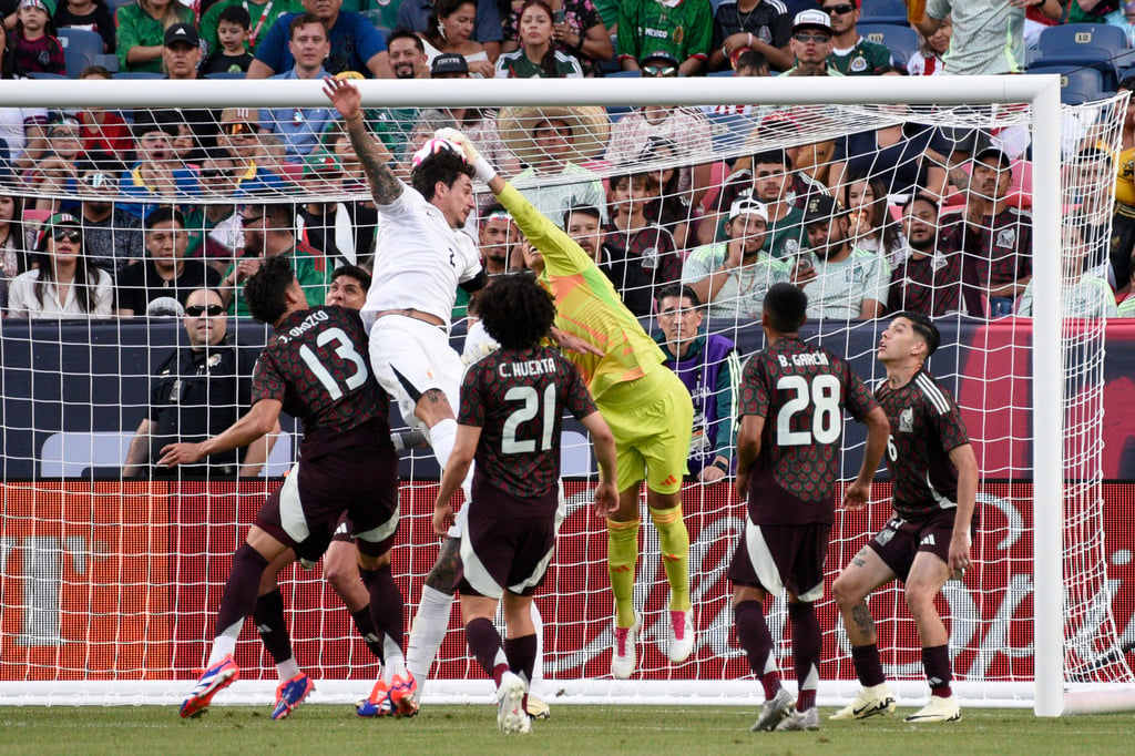 México, goleado por Uruguay