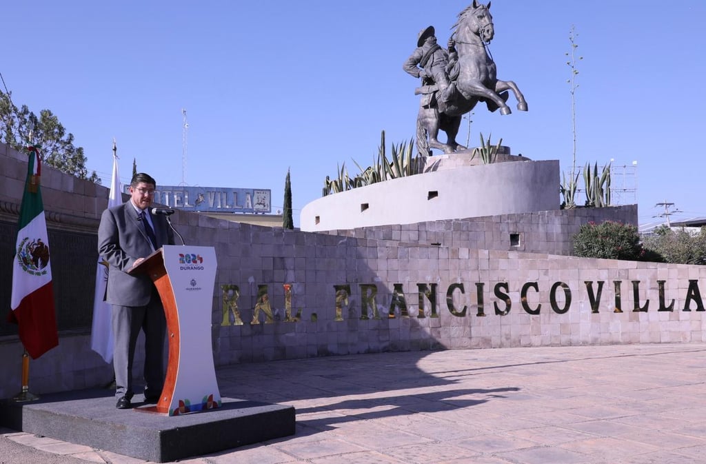 Evento. En la conmemoración del 146 aniversario de Francisco Villa se efectuó un acto cívico a los pies de su monumento.