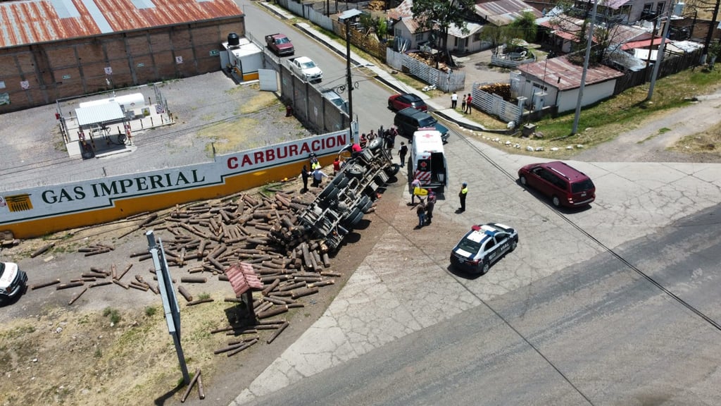 Chofer resulta lesionado tras aparatosa volcadura en Pueblo Nuevo