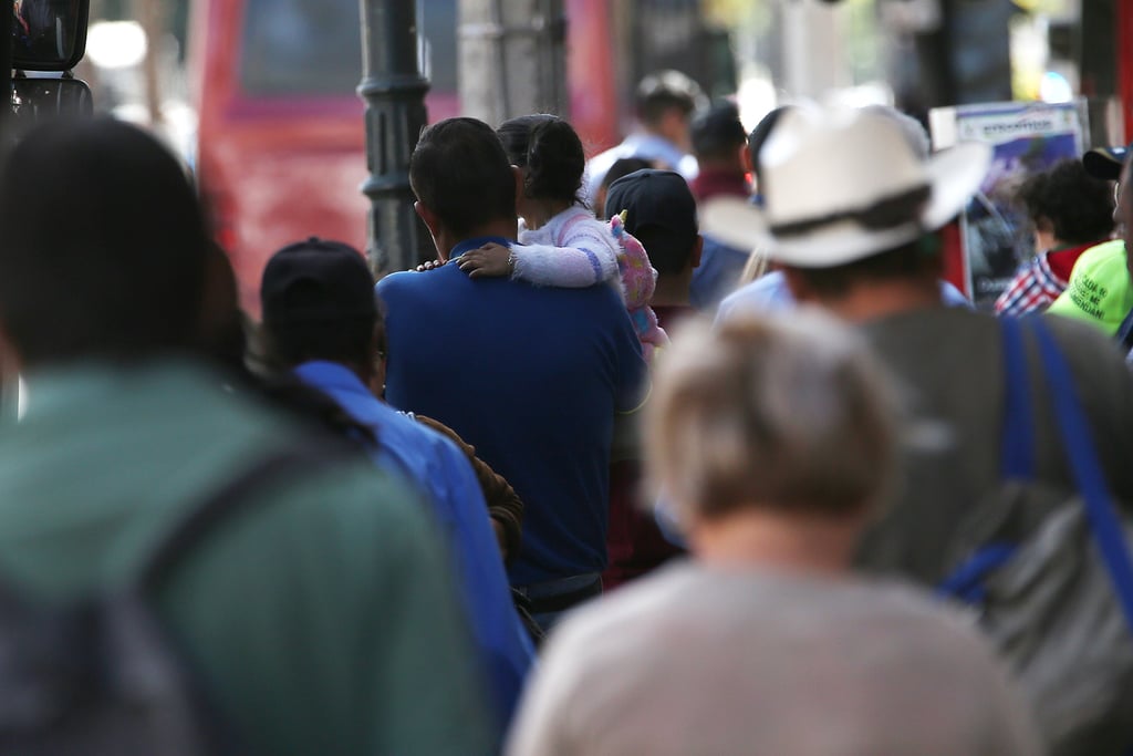 Clases. Los días en que los hijos no van a clases, muchos papás se encargan de ellos, pero tienen que trabajar.