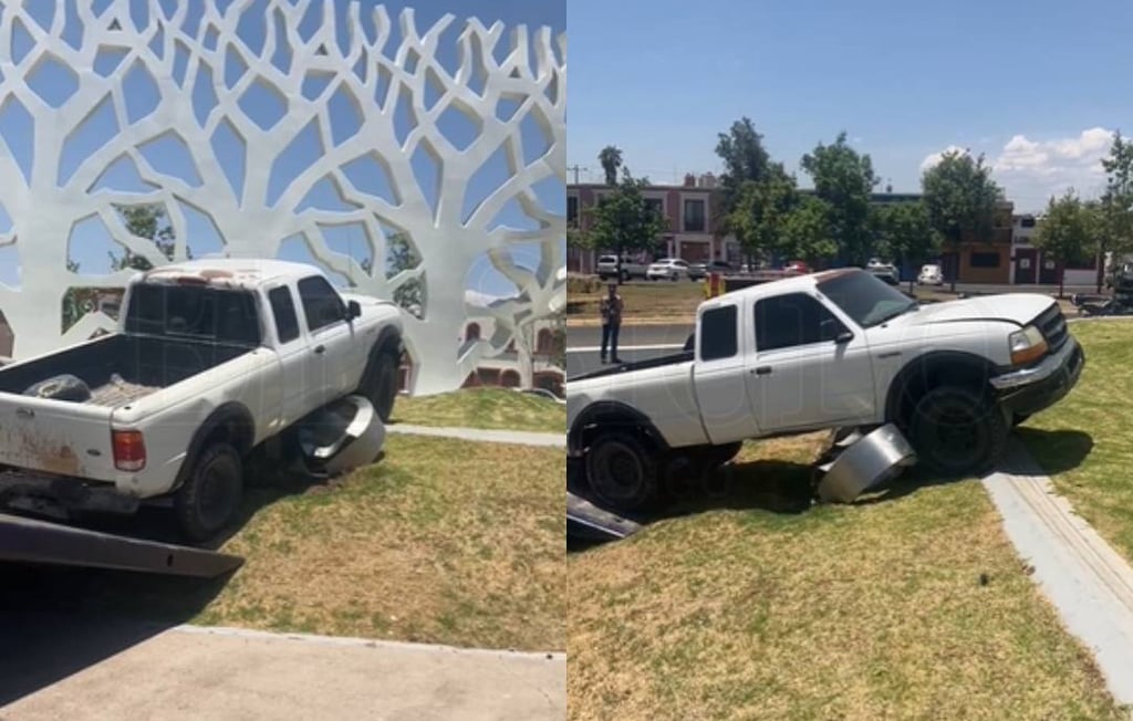 Carros se 'zafan' de una grúa y terminan sobre la Plaza Hito, en Durango