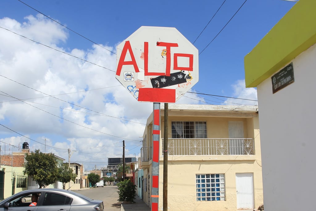 Piden sancionar a quien dañe señalética vial en Durango