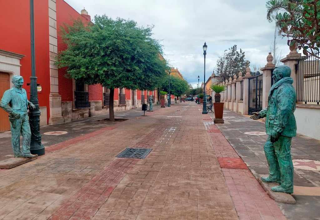 Esculturas de actores en paseo Constitución, en el olvido