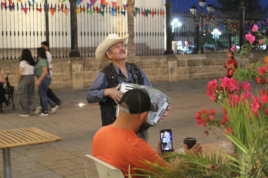 Ambulante. Los artistas suelen ir tocando frente a grupos de personas, con el fin de obtener mayores ganancias.