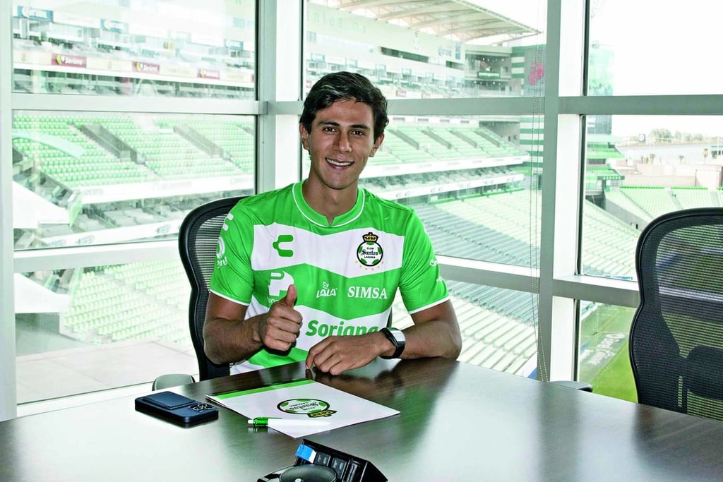 Firma. JJ Macías firmó como Guerrero, luego de dejar las Chivas del Guadalajara.