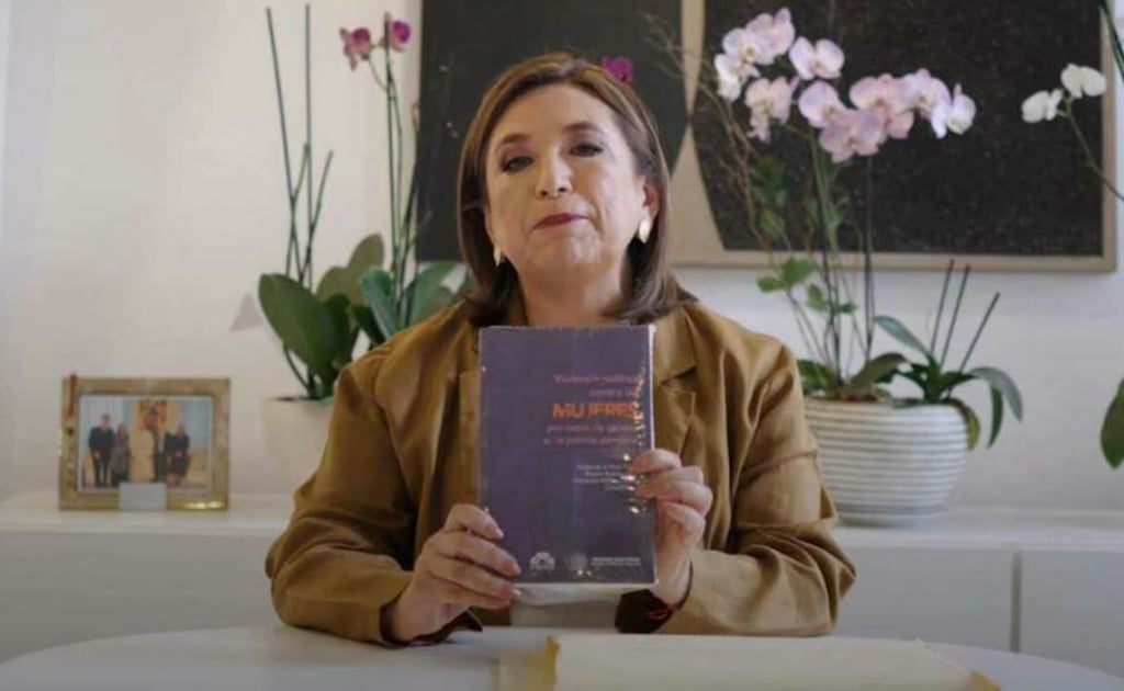 Xóchitl le manda a AMLO un manual y libro sobre violencia política de género