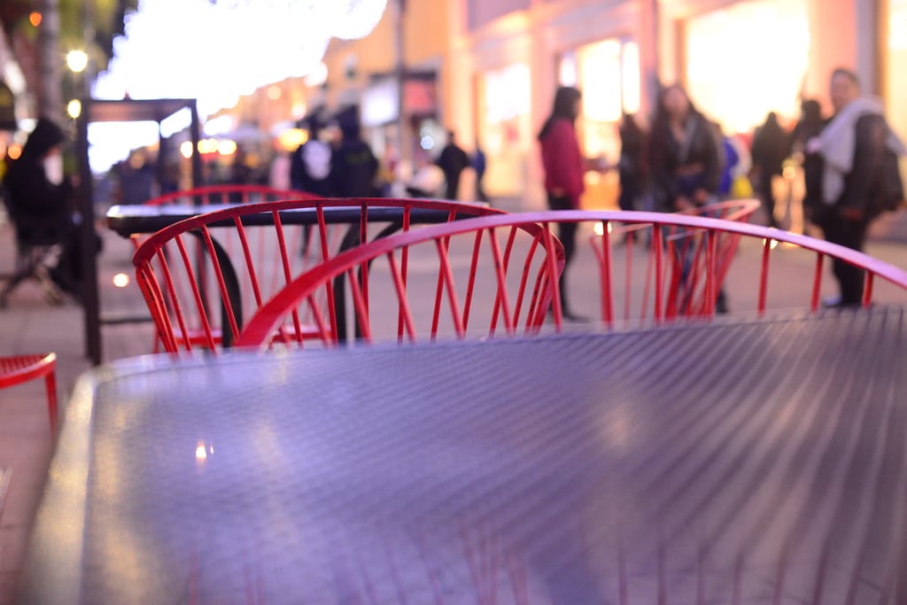 Obstrucción. En algunos comercios se han extendido con mobiliario y algunas plantas, lo que impide el paso libre al peatón.