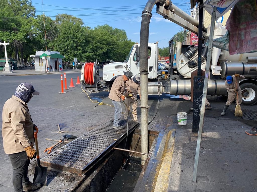 En Durango capital, usan drenaje sanitario como basurero