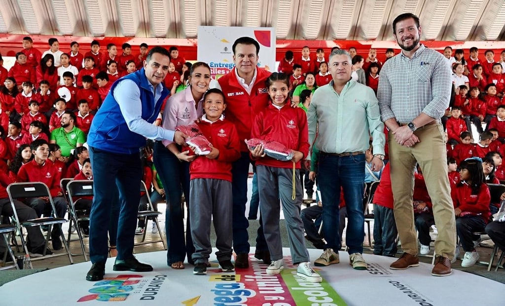 Mensaje. El Mandatario Estatal detalló que estas prendas deportivas, más que contribuir al ahorro en la economía familiar, representan igualdad y equidad en el salón de clase.