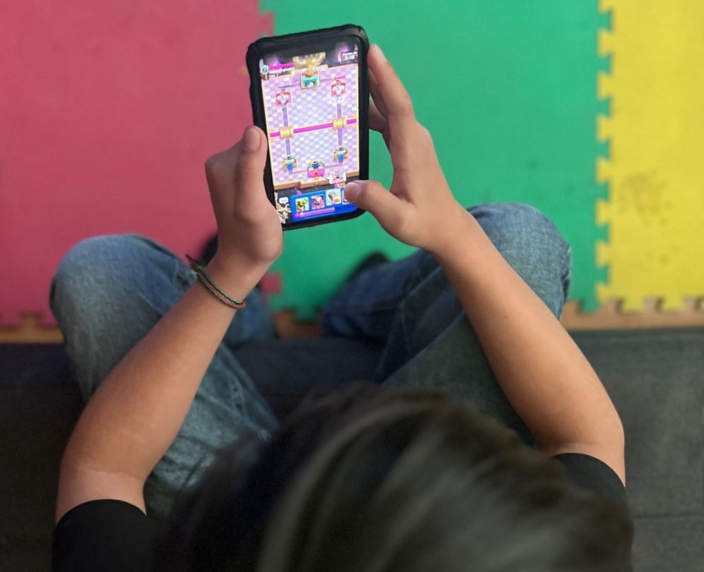 Aplicaciones móviles y videojuegos provocan adicción: Regidora