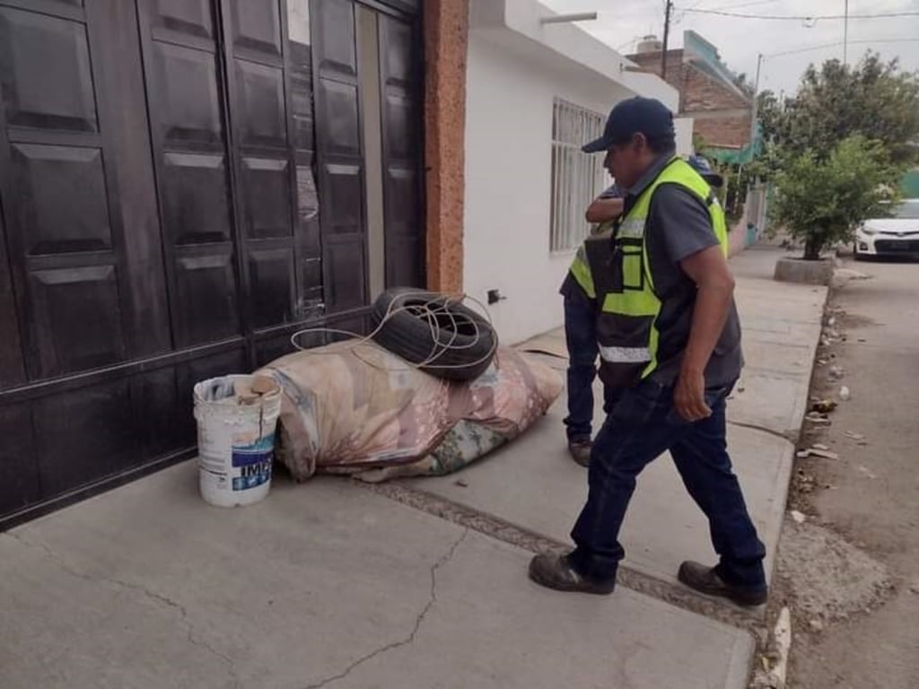 Respaldo. Todo lo que no se lleve el camión recolector de basura, como neumáticos, ropa, colchones y muebles, va a la patrulla.