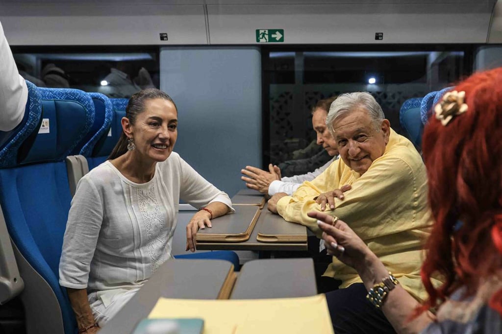 A bordo del Tren Maya, AMLO y Sheinbaum retoman gira rumbo a Cancún