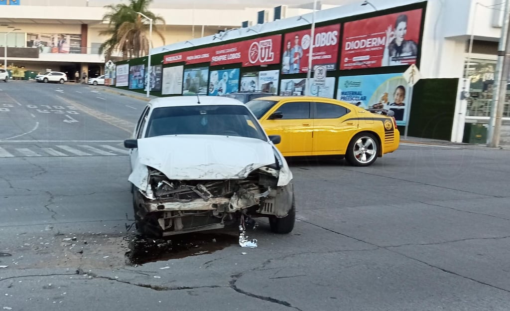 Fuerte choque en bulevar Guadiana deja daños de consideración en dos vehículos