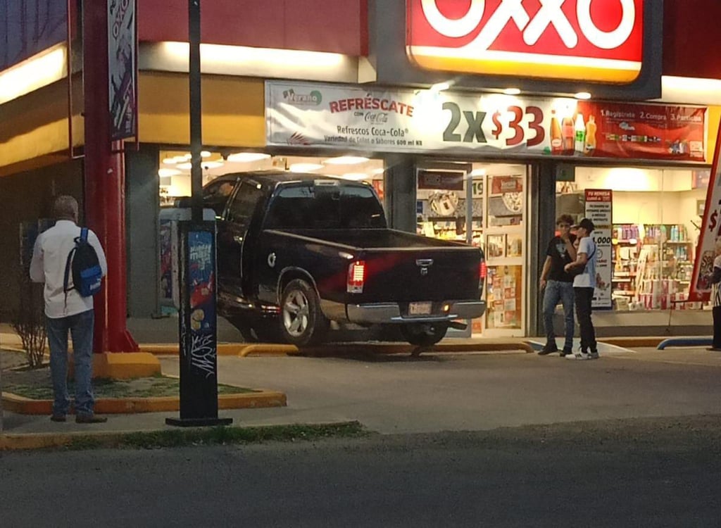 Con todo y camioneta, conductor terminó dentro de una tienda de conveniencia