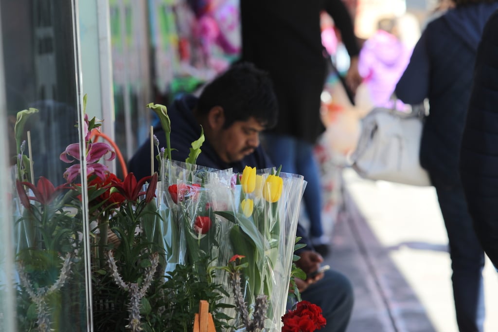 Aprovechan. Por graduaciones, algunas personas o comerciantes venden globos y flores afuera de iglesias y teatros.