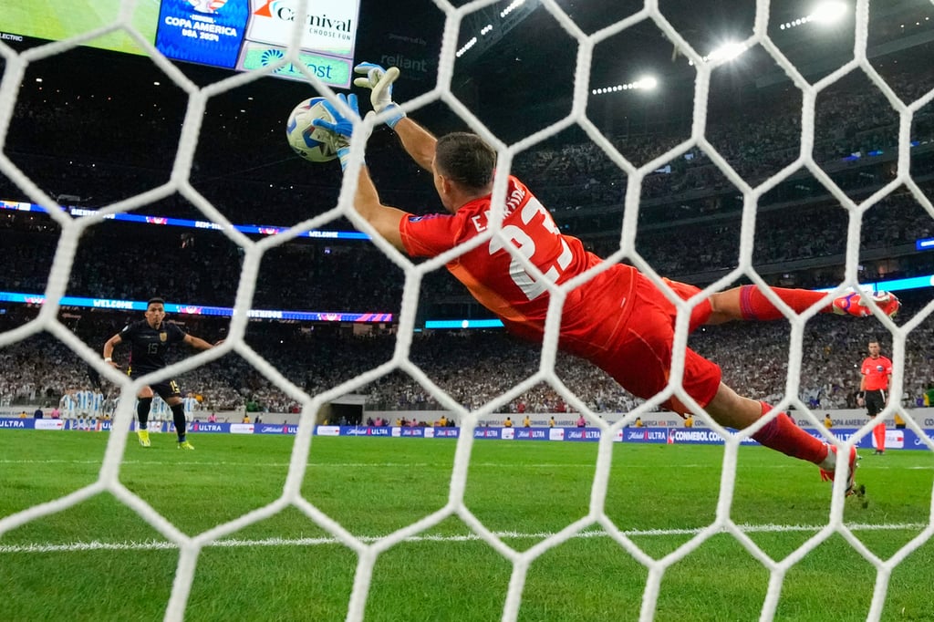 'Salvador'.  Argentina, con sufrimiento y en una tanda de penaltis en la que Emiliano Martínez volvió a ser decisivo (4-2), se clasificó a la semifinal de la Copa América a costa de una gran selección ecuatoriana que puso contra las cuerdas a la campeona.