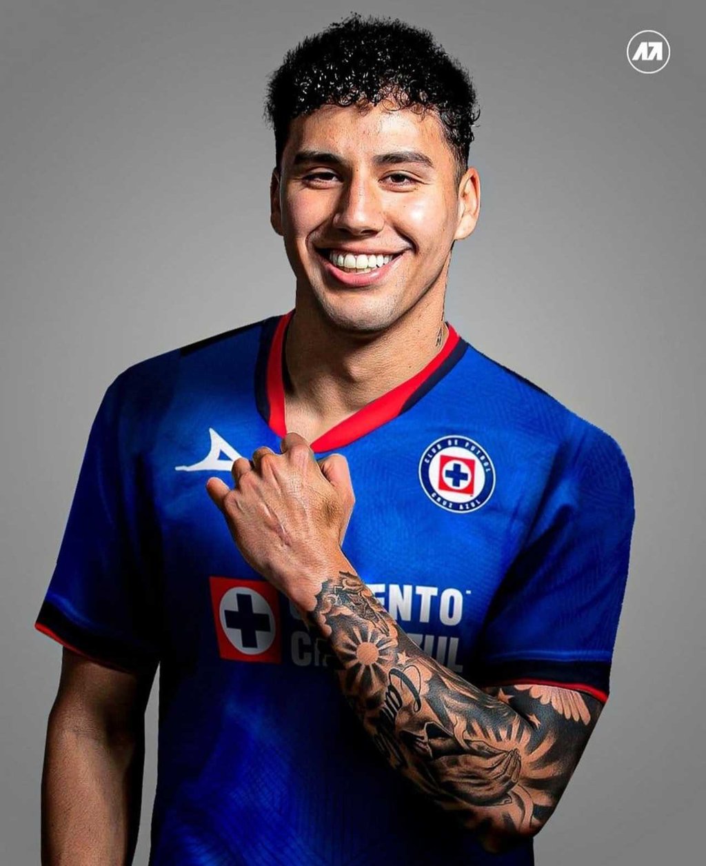 Firma. Jorge Sánchez ya es oficialmente jugador del Cruz Azul, de cara al Torneo Apertura 2024.