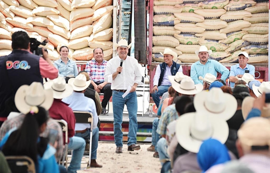 El gobernador Esteban Villegas inició la entrega de 120 toneladas de semilla de avena para 600 productores de Mezquital, beneficio que llegará a todo el estado. 