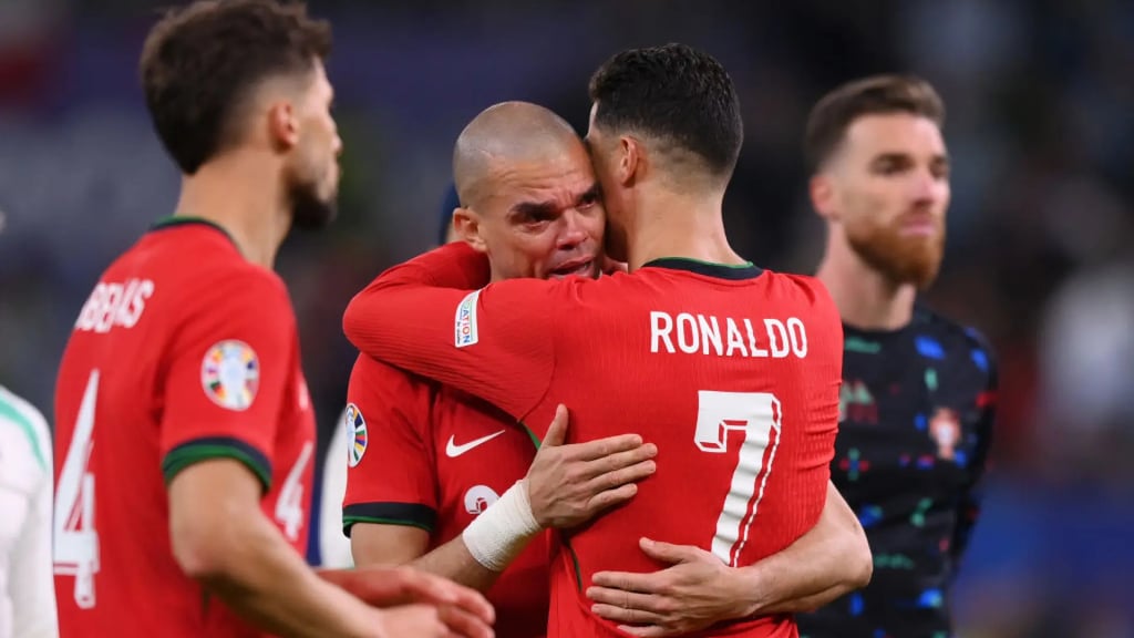 Nostalgia. Pepe, emocionalmente afectado, fue consolado por Cristiano Ronaldo al término del partido, en una postal emotiva.