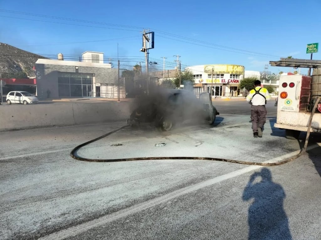 Acción. Se incendia vocho en Gómez Palacio; conductor, de la tercera edad, resultó ileso.