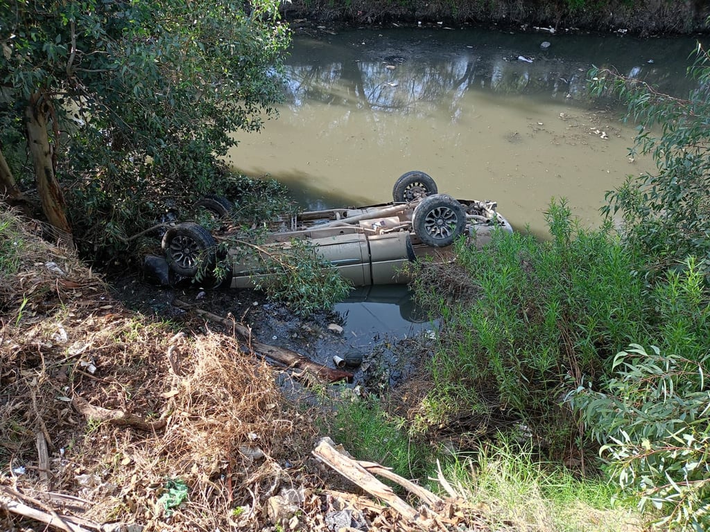 Localizan persona sin vida al interior de vehículo que cayó a un canal en bulevar Las Flores 