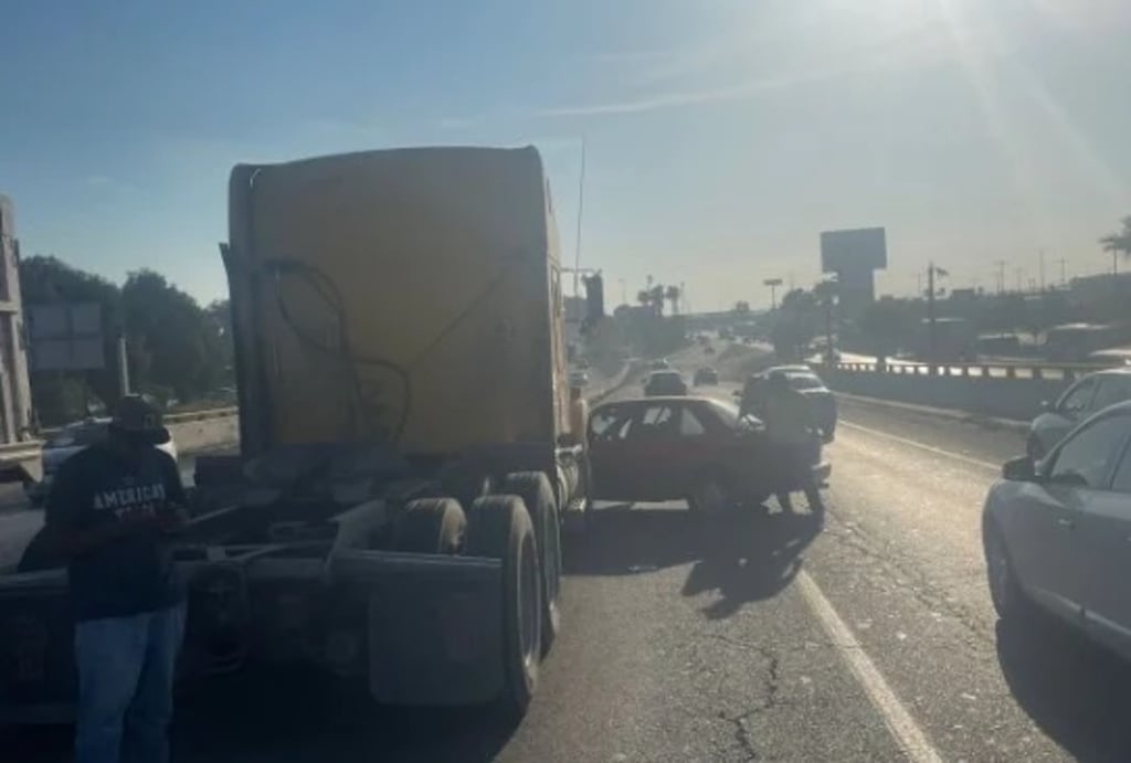 Situación. Tráiler y auto chocan en puente Hamburgo de Gómez Palacio.