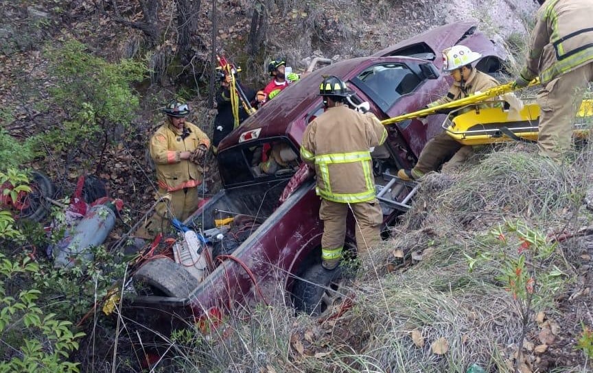 Vuelca camioneta en tramo Los Herrera-Topia; hay 5 lesionados