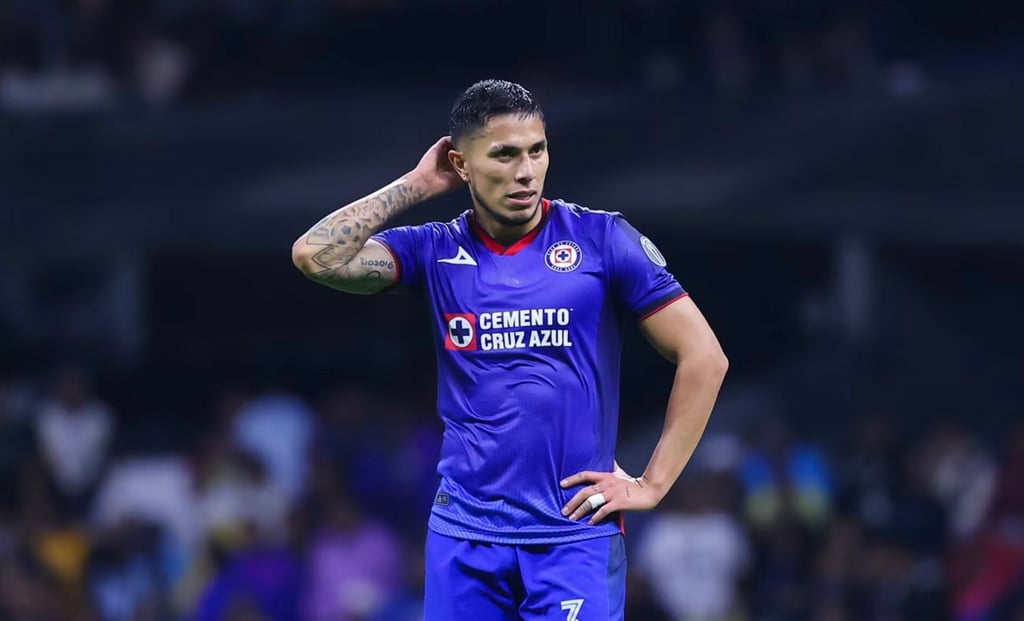 Carlos Salcedo se encontraría fuera de México tras permiso especial de Cruz Azul