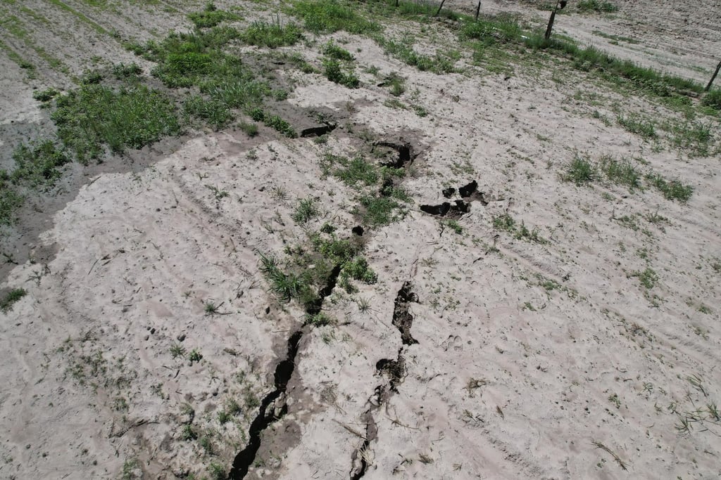 Grieta. Una grieta que había se extendió hasta llegar a los 37 kilómetros, pasando por casas, bodegas y parcelas, lo que generó preocupación entre los habitantes.