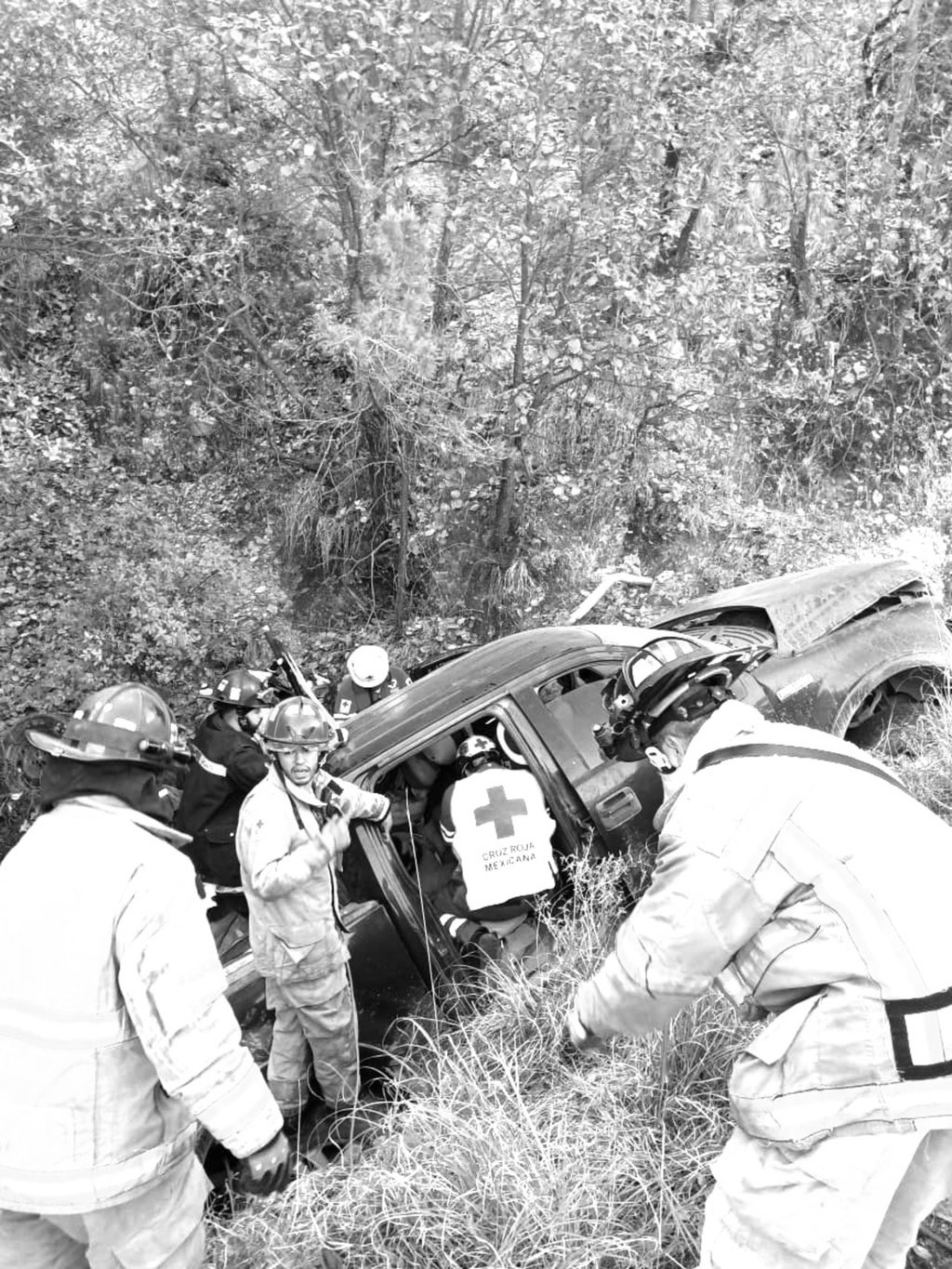 Vuelca camioneta en tramo de la Sierra de Durango; hay cinco lesionados