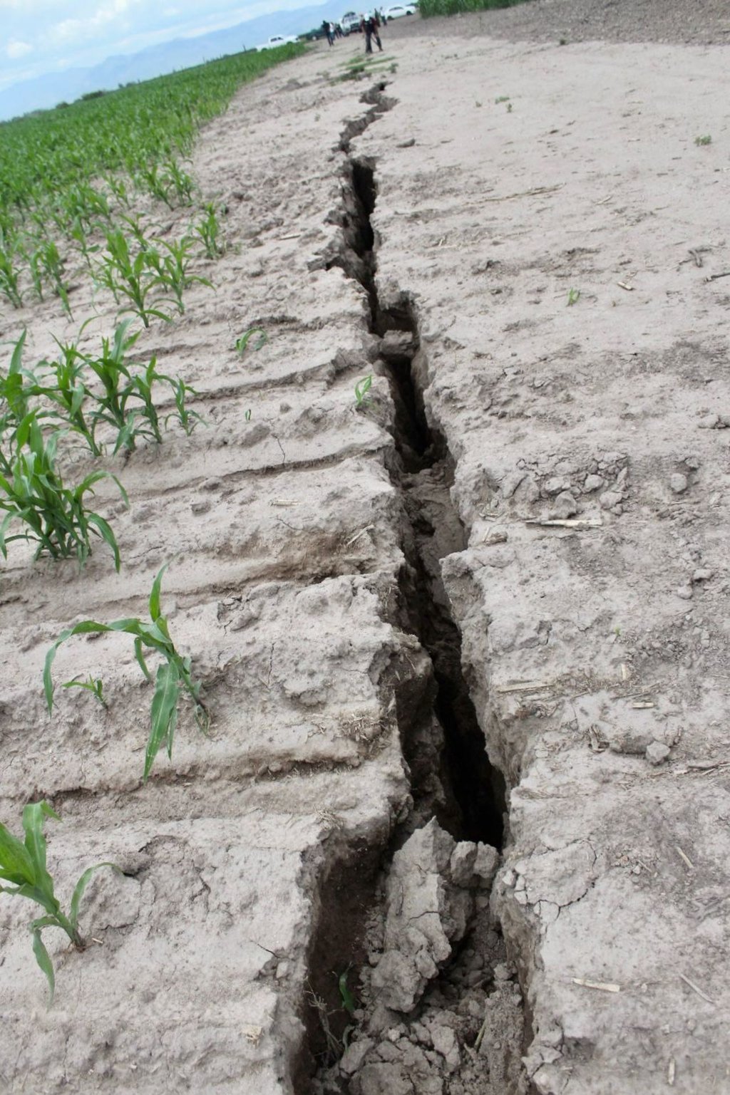 Revisión. Se estuvo revisando el origen de la grieta que mantuvo preocupados a los habitantes de Nuevo Ideal durante los últimos días. 