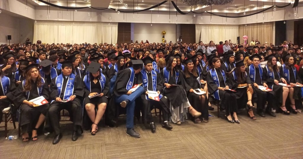 Orgullo. Cerca de 330 duranguenses concluyeron sus estudios de educación media superior.