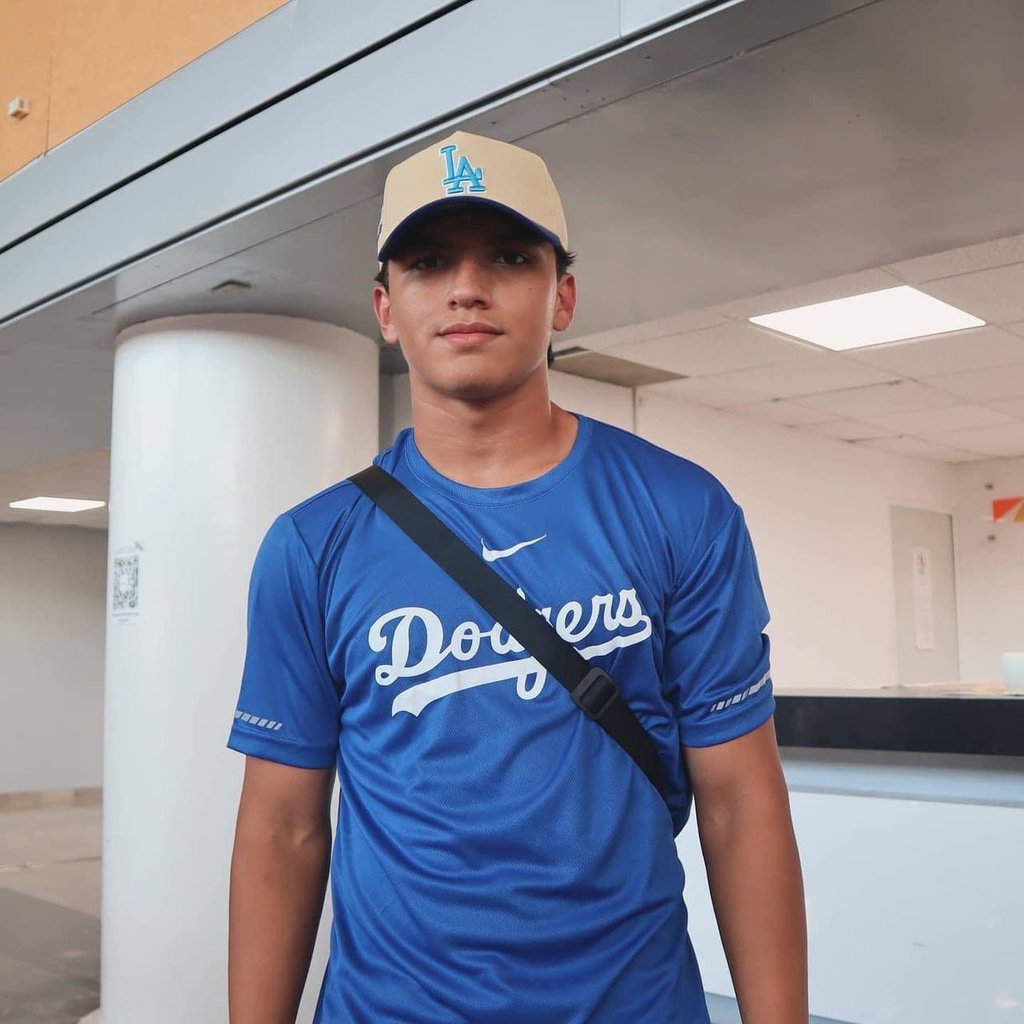 Emoción. El joven mexicano Ezequiel Rivera de 14 años, fue firmado por los Dogders de Los Ángeles, en la llamada para hacerle saber a su familia rompió en llanto. 