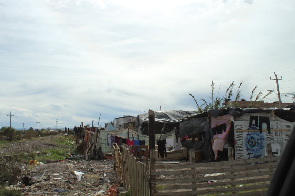 Abandono. Algunas casas se encuentran totalmente solas, dejadas a un lado por gente que desistió de la invasión.