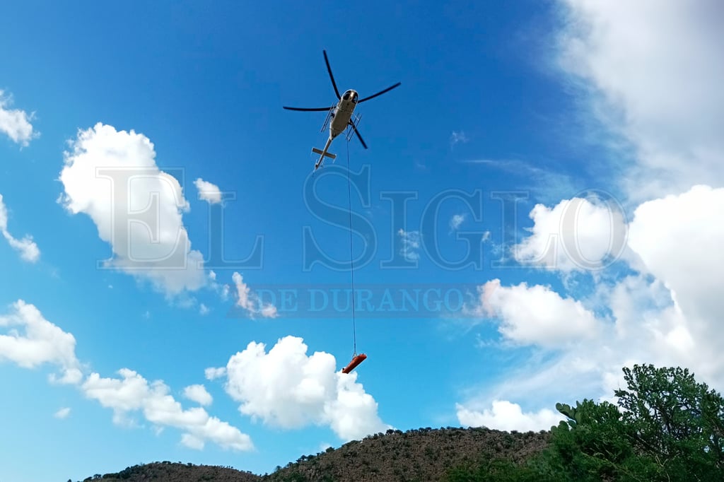 ¡Vaya maniobra! Con helicóptero, rescatan a hombre que cayó de un cerro de Durango