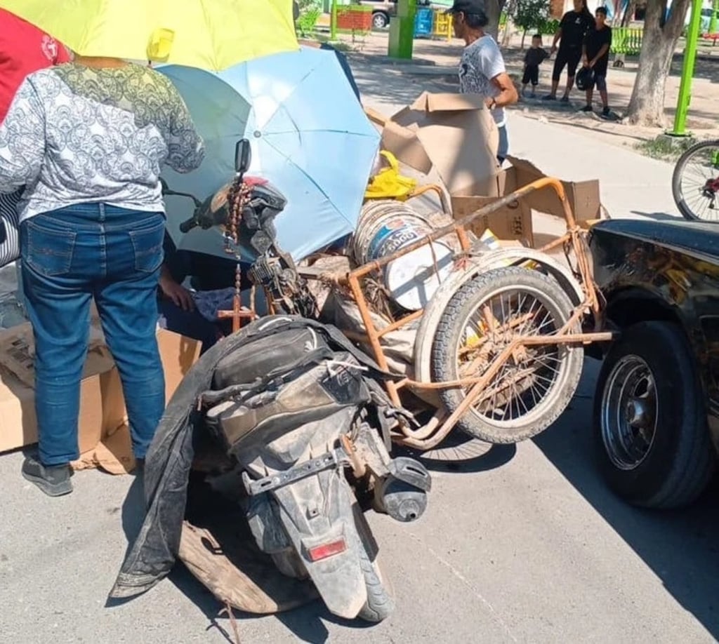 Accidente. Un anciano resultó lesionado al caer de un triciclo a una moto en Lerdo.