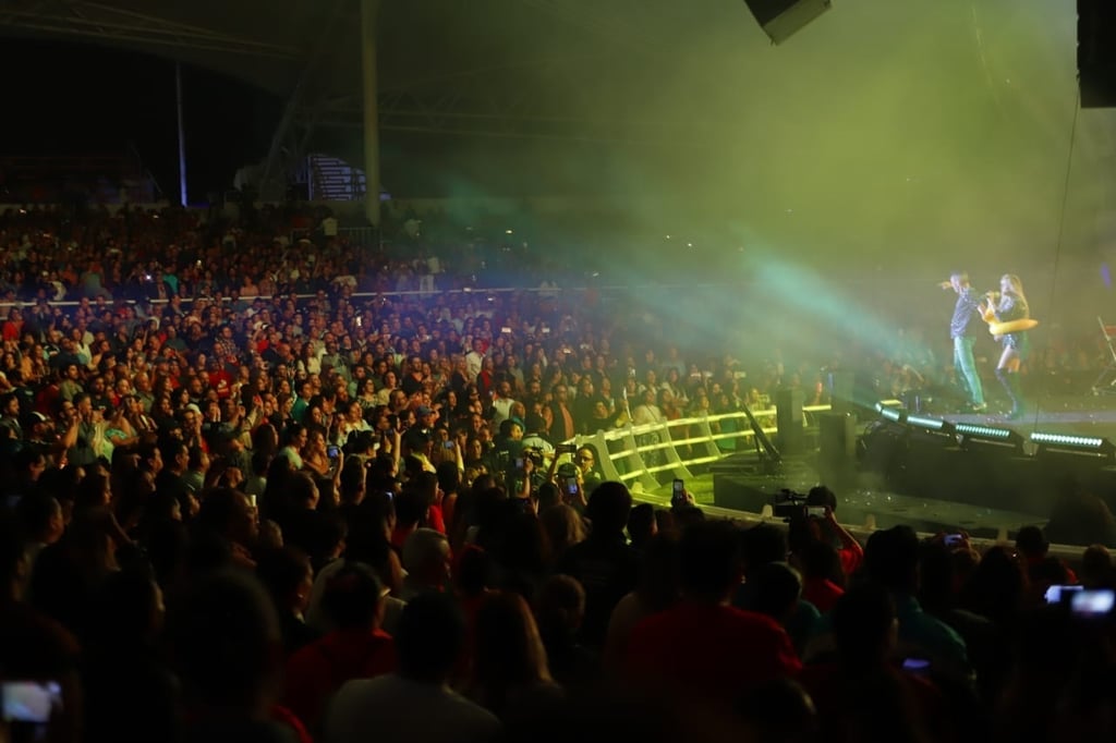 Lugar. La gente acude muy temprano para ver a sus artistas.