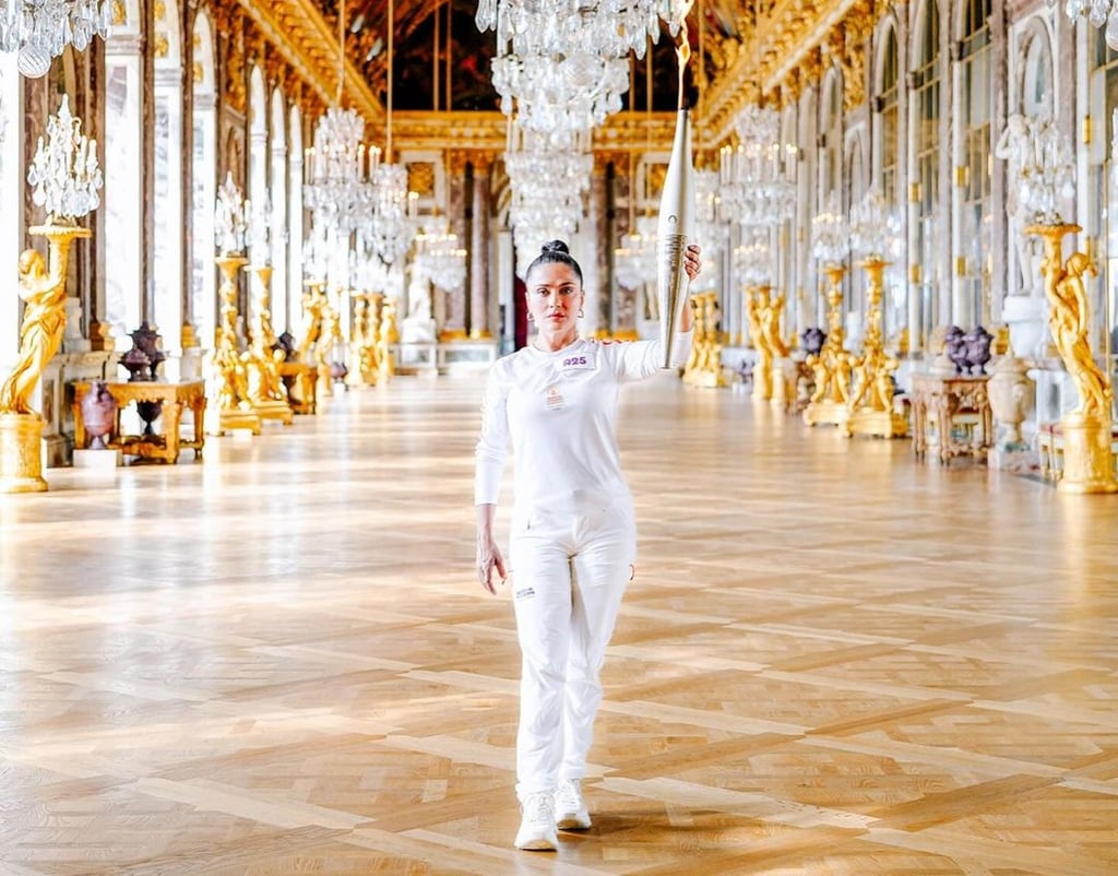 Salma Hayek recibió la antorcha olímpica en Versalles