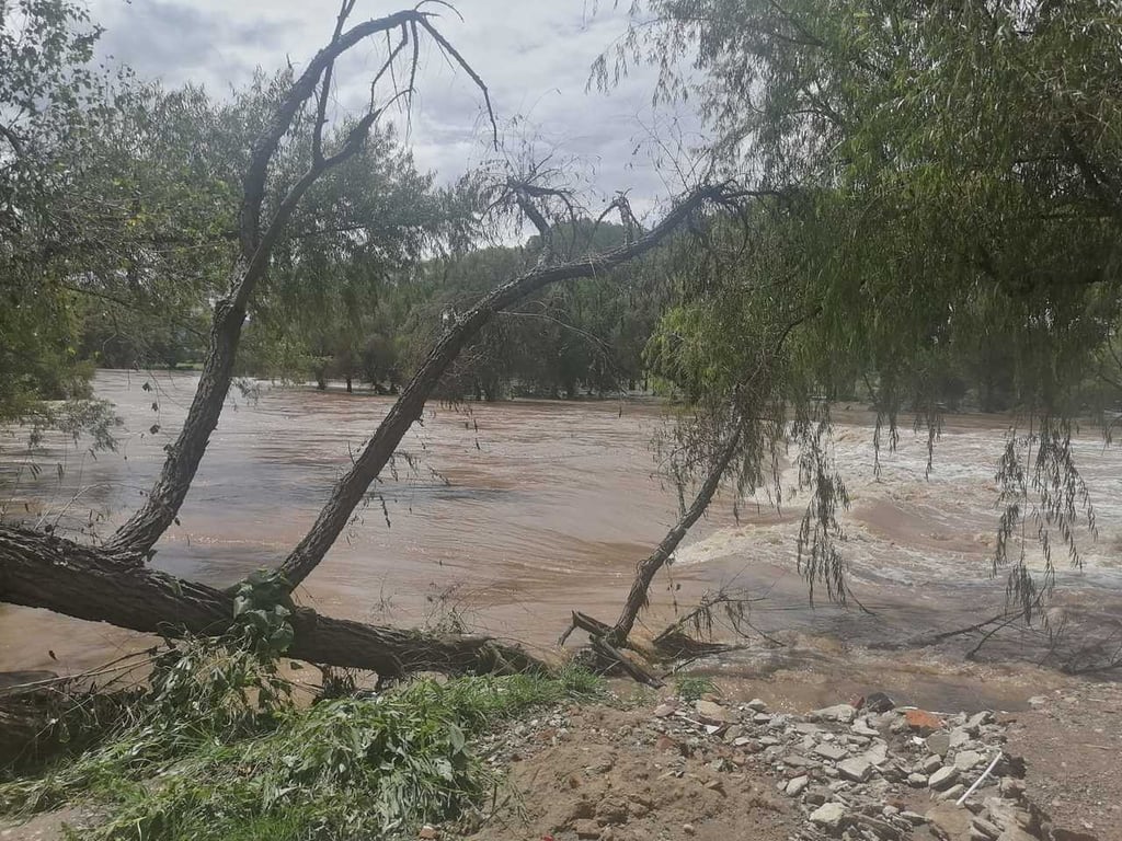 Colaboración. Cuerpos de emergencia de la región y personal de seguridad ha advertido del riesgo de cruzar los cauces. 