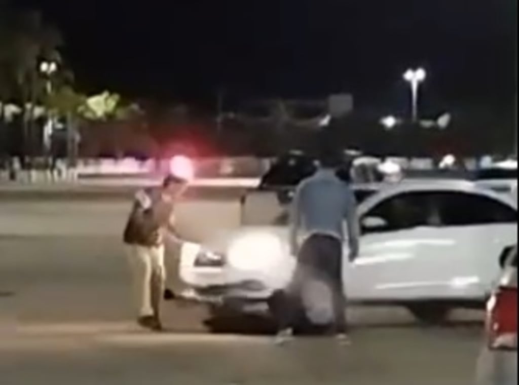 Un sujeto atropelló a un par de hombres cuando peleaban con otro individuo en el estacionamiento de la Feria.