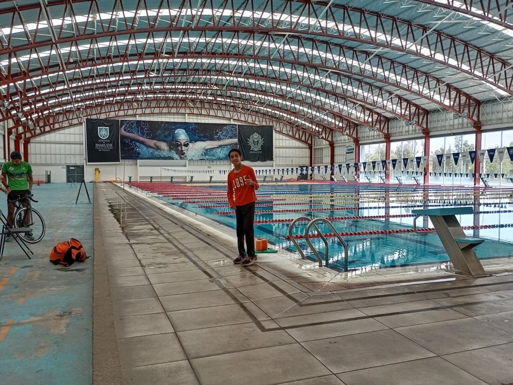 Asistencia. Emmanuel Zendejas es una de las más de mil personas al día que entrenan en el Centro Acuático Municipal 460.